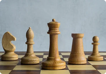 Schaakstukken van hout, gepositioneerd op een traditioneel schaakbord tijdens een strategisch spel.