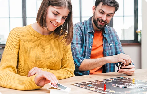 Een koppel dat tijdens een rustige avond samen met een bordspel speelt.