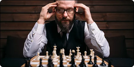 Een serieuze schaakspeler die een strategische zet voorbereidt terwijl hij het speelveld observeert.