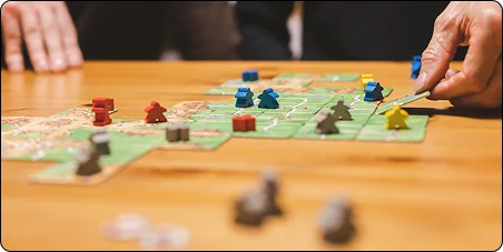 Een deelnemer die een pion over het speelveld van een tactisch bordspel verschuift.