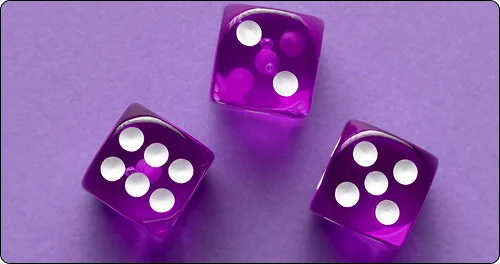 Drie doorschijnende paarse dobbelstenen met verschillende getallen tegen een zachte achtergrond met kleurverloop, die de willekeur en het toeval in bordspellen symboliseren