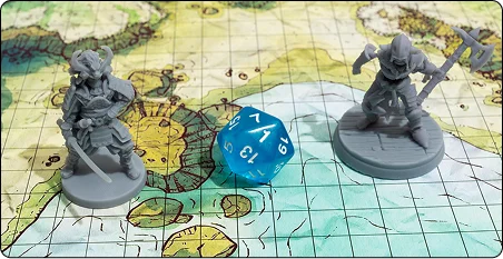 Een fantasiekaart voor bordspellen met mini's en veelvlakdobbelstenen, welke worden toegepast bij het spelen van role-playing games.